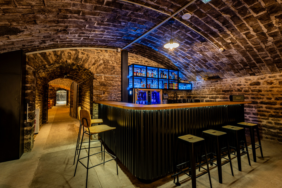 Bar 06