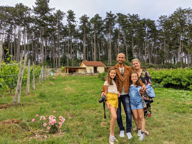 Une famille en visite sur le Clos.