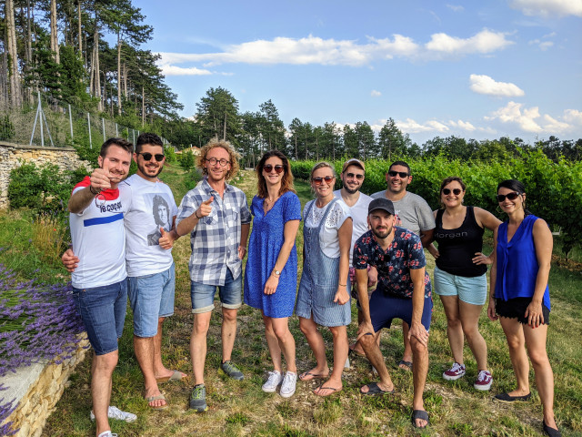 Un groupe d'amis visite Le Clos de la Châtelaine.