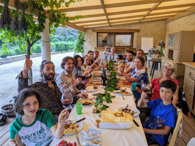 Repas de famille sur le Clos, avec les légumes bio du potager.
